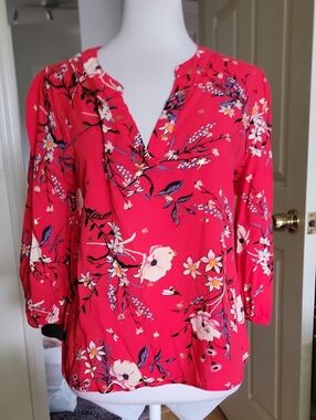 Alex And Parker Floral Split-Neck Women's Top in Bright Pink